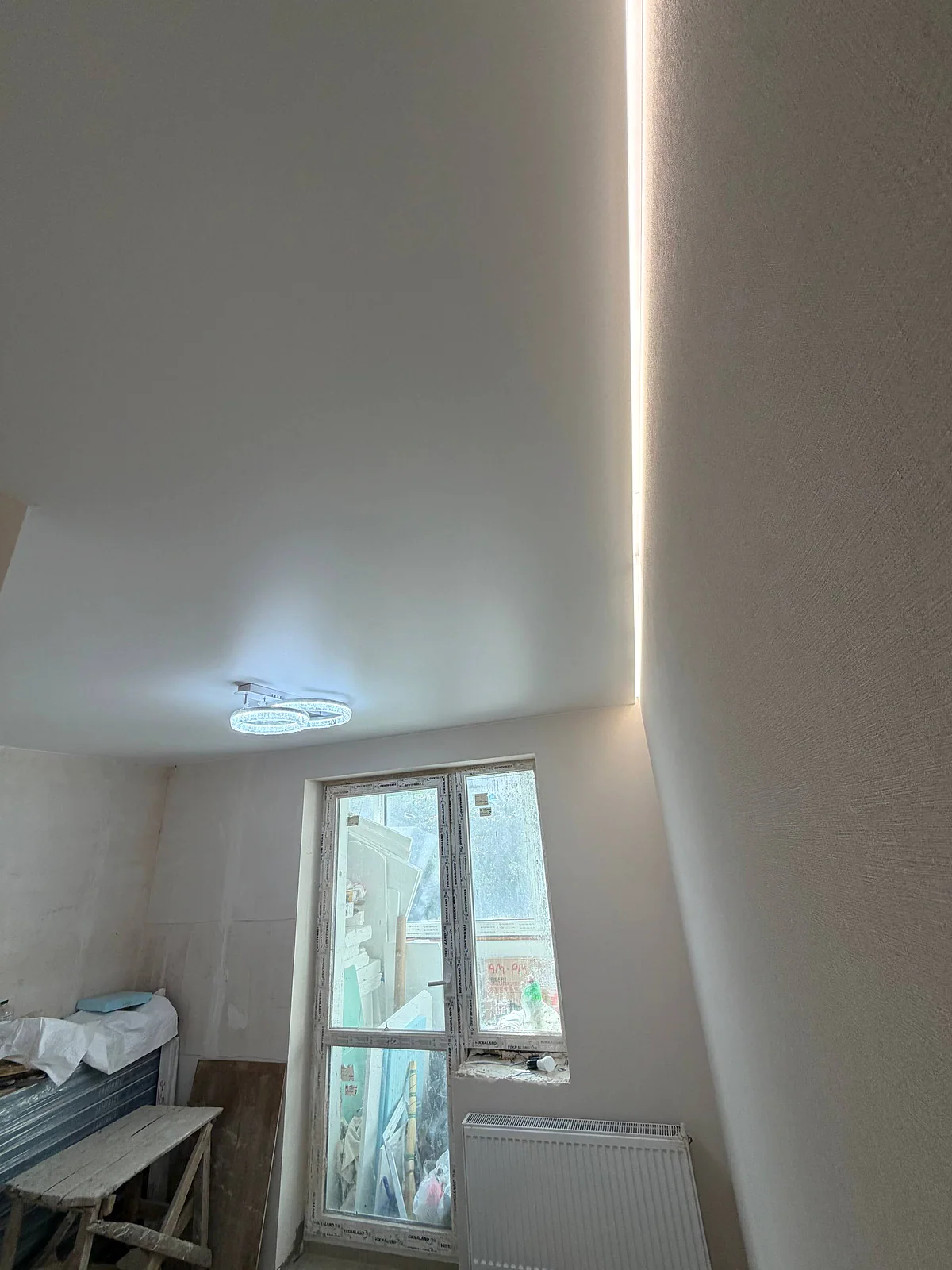 Реальна матова натяжна стеля на кухні з LED-контуром і люстрою