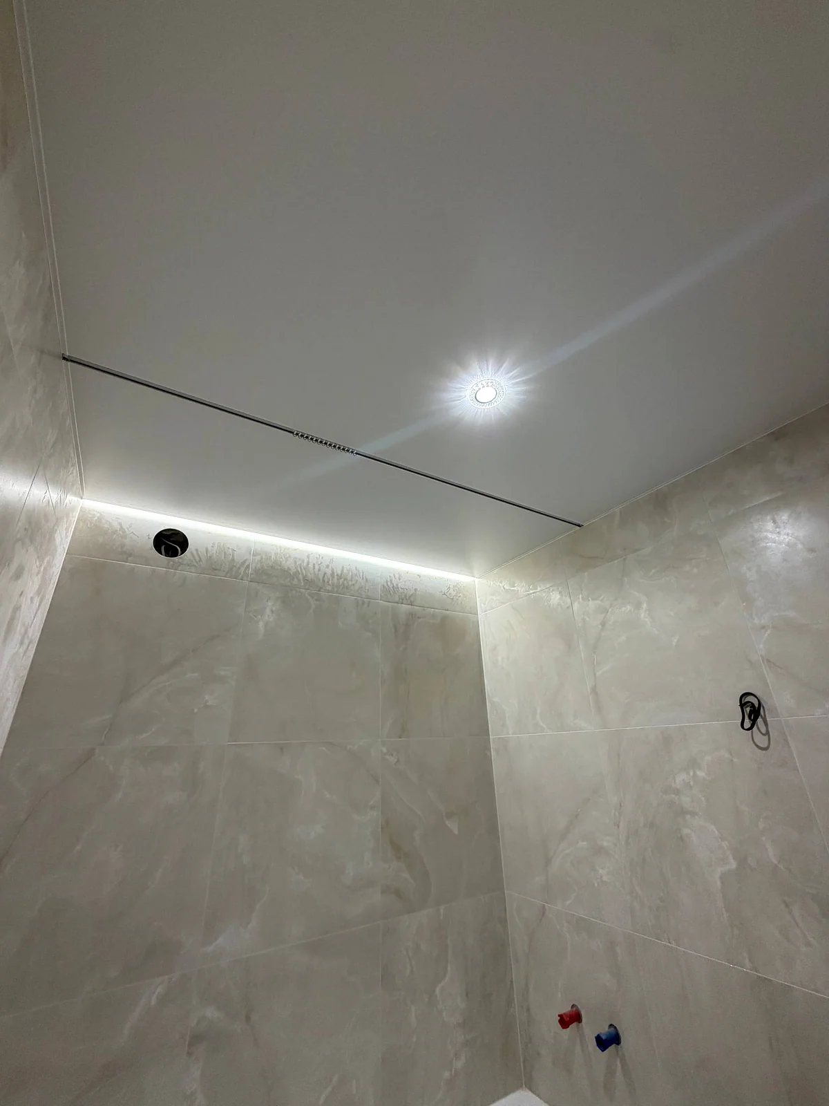 Матова натяжна стеля з LED-контуром у ванній кімнаті